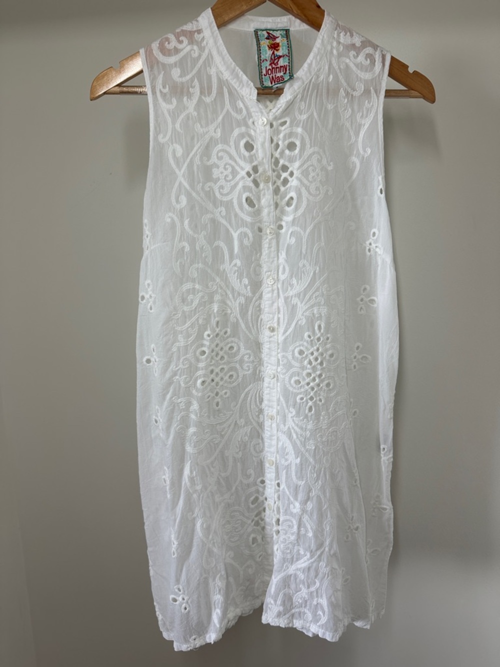 Johnny Was White Wirey Vine Georgette Sleeveless Embroidered Button-Front tunic - Picture 2 of 8